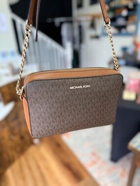 Michael Kors Jet Set Travel Crossbody Great Condition